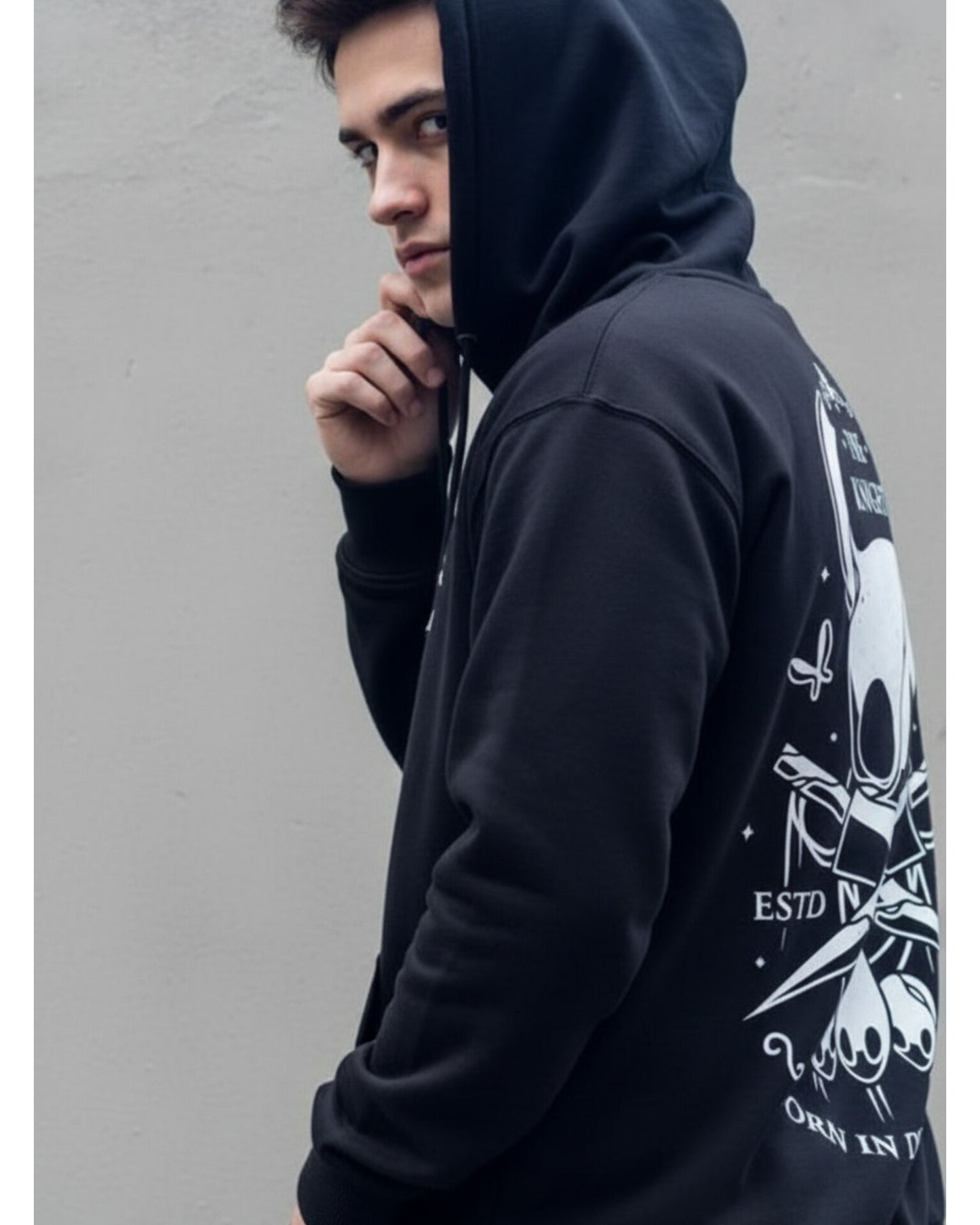 هودي THE KNIGHT — ستايل الأنمي بلمسة داكنة وقوية